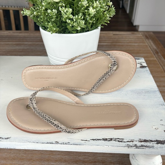 Banana Republic Snakeskin Print Flat Thong Sandals - Picture 2 of 9